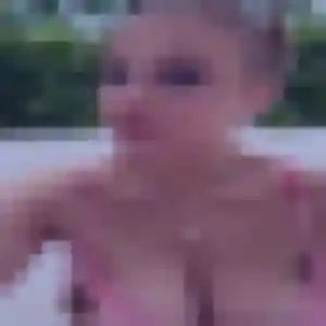 Honorine, 20 ans, connectée à Villars pour une rencontre coquine